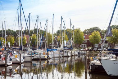 Limanda demirlemiş yelkenli yatlar ve balıkçı tekneleri.