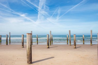 Kuzey Denizi, Hollanda 'da gün batımının üzerindeki kum tepesinden görüntü