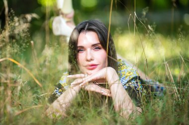 Kentsel açık portre Yang güzel kadın.