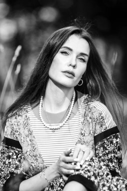 Kentsel açık portre Yang güzel kadın.