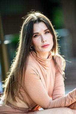 Şehir dışından Yang 'ın güzel kadın portresi. Ya da Yang' ın güzel kadın portresi..