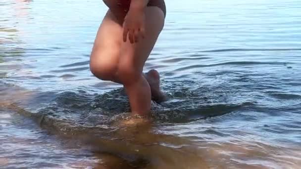 Невідома Дівчинка Гуляє Пляжі — стокове відео