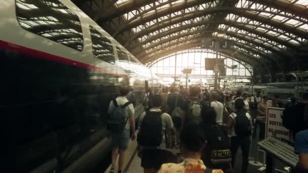 Lille 프랑스 15일 Lille Flandres 기차역 사람들 — 비디오