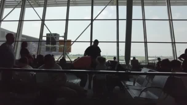 2022年6月30日拥挤的旅客候机楼 — 图库视频影像