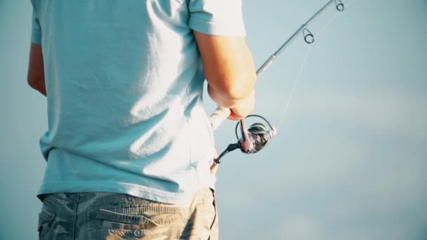 Pesca Pescador Desconhecida Com Carretel Giratório — Vídeo de Stock