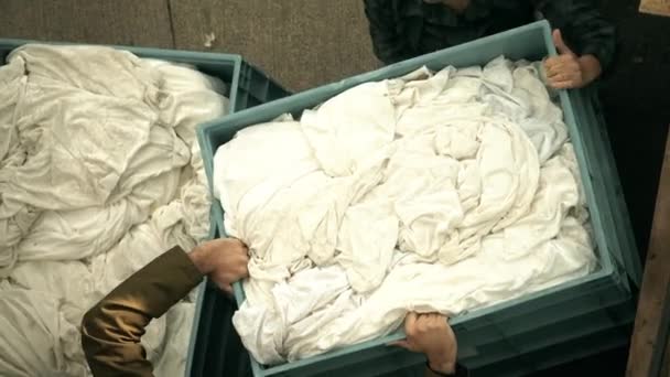 Smugglare Lastar Illegala Varor Gömda Plastlådor — Stockvideo