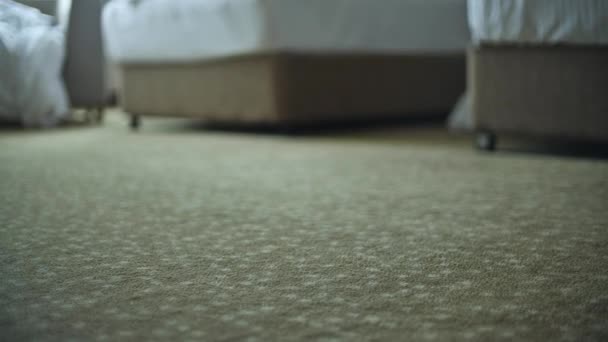 Nieznana Dziewczynka Spaceruje Pokoju Hotelowym — Wideo stockowe