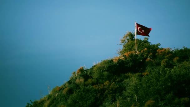 Viftande Flagga Turkiet Toppen Kulle — Stockvideo