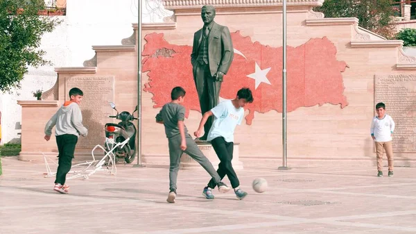 Bodrum Turkey Mart 2023 Çocuklar Mustafa Kemal Atatürk Futbol Oynuyor Stok Resim