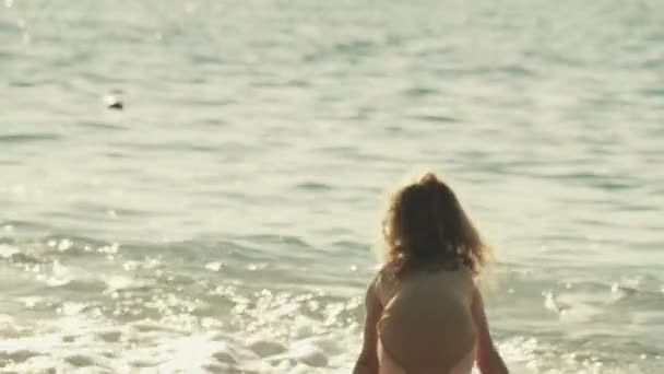 Маленька Блондинка Грає Хвилями — стокове відео