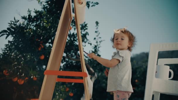 Fetița Drăguță Pictează Aer Liber — Videoclip de stoc