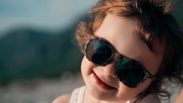 Adorabile Bambino Che Indossa Grandi Occhiali Sole — Video Stock