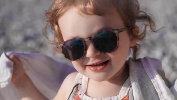 Piccolo Bambino Che Indossa Grandi Occhiali Sole Sorride Alla Fotocamera — Video Stock