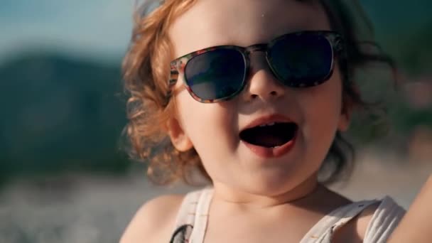 Bayi Kecil Mengenakan Kacamata Hitam Besar — Stok Video