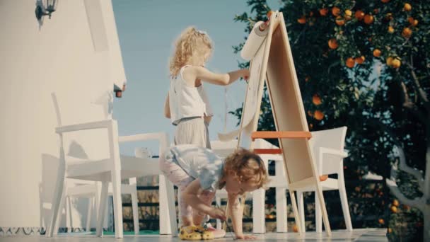 Deux Adorables Petites Filles Peignent Plein Air — Video