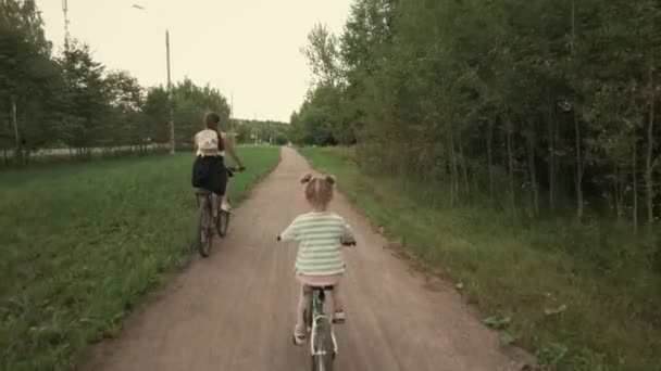 Bambina Sua Madre Andare Bicicletta — Video Stock
