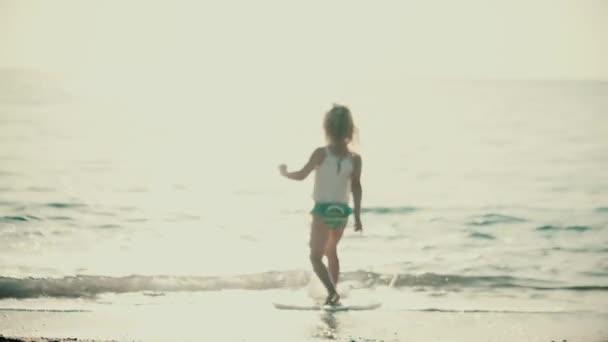 สาวผมบลอนด นบนชายหาด — วีดีโอสต็อก