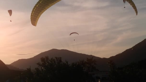 未知のパラグライダーが日没に着陸 — ストック動画