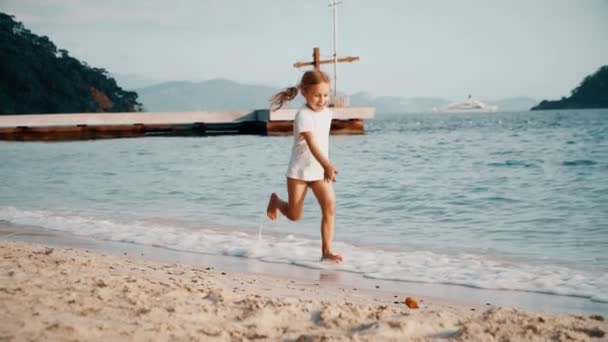 Feliz Brincalhão Menina Corre Descalça Praia Areia — Vídeo de Stock