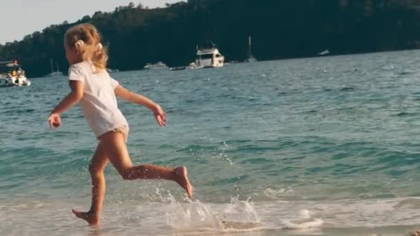 Χαρούμενο Κοριτσάκι Τρέχει Ξυπόλητο Στην Παραλία — Αρχείο Βίντεο
