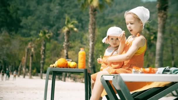Bambine Che Indossano Vestiti Arancioni Hanno Pic Nic — Video Stock