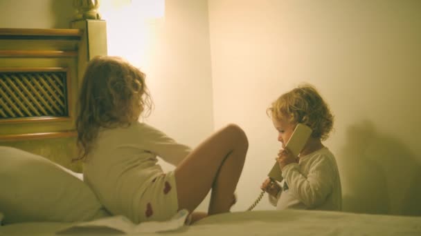 Twee Kleine Meisjes Die Een Telefoontje Plegen — Stockvideo