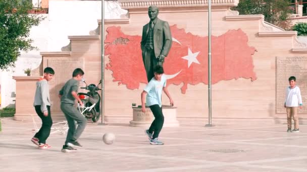 土耳其 Borum 2023年3月儿童在Mustafa Kemal Ataturk踢足球 — 图库视频影像