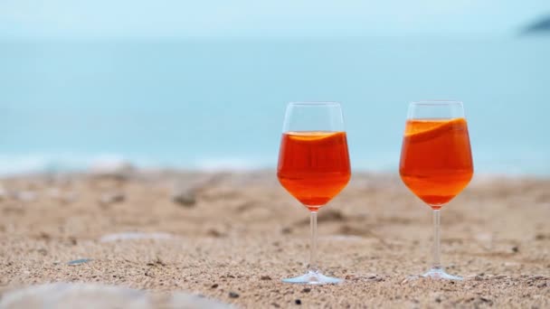 Due Bicchieri Con Cocktail All Arancia — Video Stock