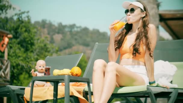 Beautiful Woman Wearing Orange Clothes — Stock Video