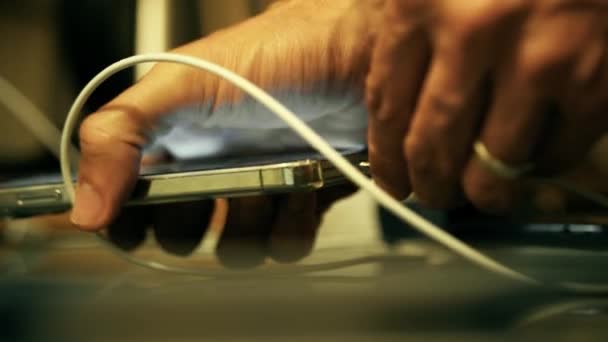Человек Подключает Зарядное Устройство Современному Смартфону — стоковое видео