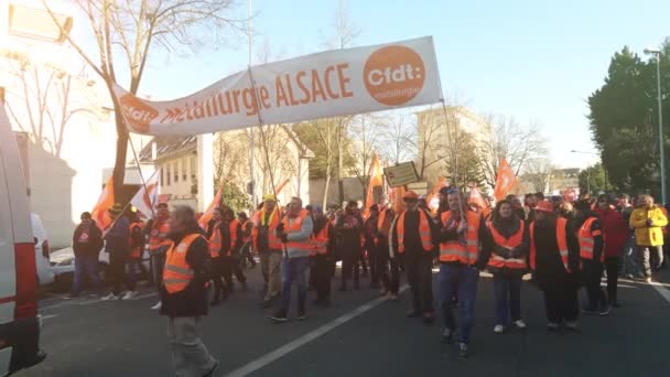 Mulhouse 프랑스 2023 시위대가 거리를 걸어다니며 — 비디오