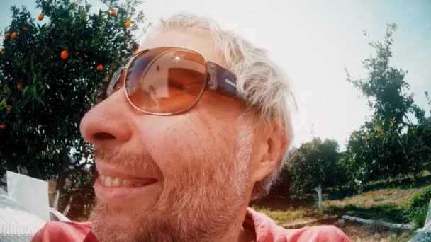 Gelukkig Glimlachende Man Met Een Zonnebril — Stockvideo