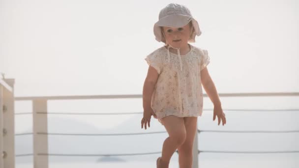 Pequena Menina Corre Cais Beira Mar — Vídeo de Stock