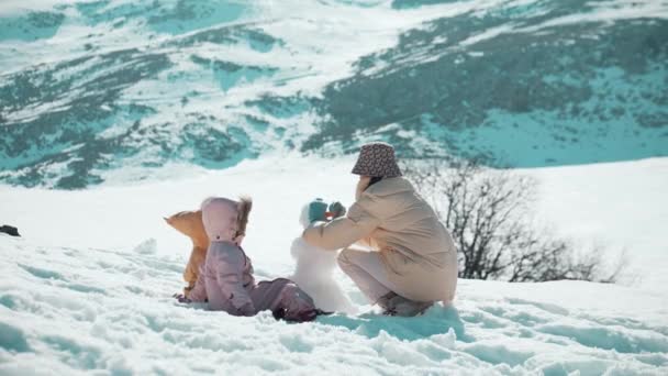 Annem Çocukları Kardan Adam Yapıyor — Stok video