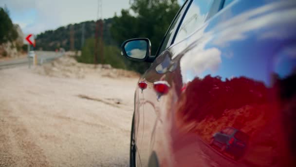 Wiejska Droga Odbija Się Boku Zatrzymanego Nowoczesnego Czerwonego Samochodu — Wideo stockowe