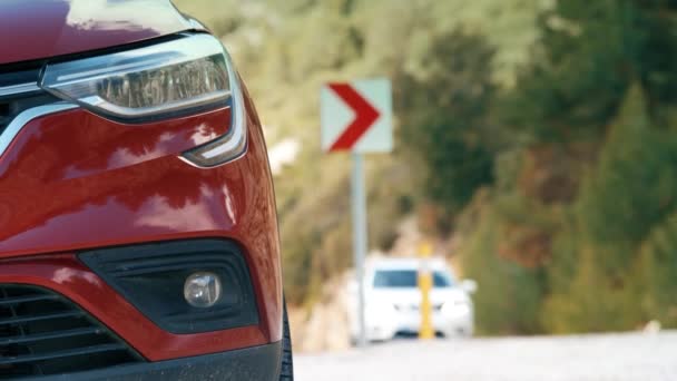 Sebuah Mobil Merah Modern Diparkir Sisi Jalan — Stok Video