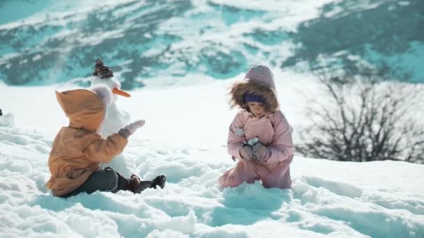 Κοριτσάκια Παίζουν Στο Χιόνι — Αρχείο Βίντεο