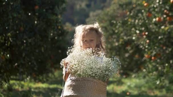 Belle Petite Fille Blonde Tient Panier Plein Fleurs Blanches — Video