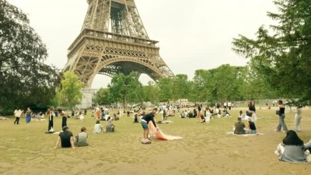 Paris Fransa Haziran 2023 Eyfel Kulesi Ndeki Insanlar — Stok video