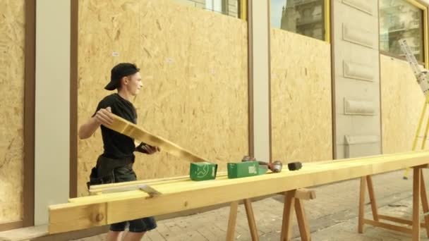 Grenoble Fransa Temmuz 2023 Şçiler Kırık Mağazaları Ahşap Panellerle Kaplıyorlar — Stok video