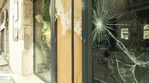 Zertrümmerte Schaufenster Eines Überfallenen Geschäfts — Stockvideo