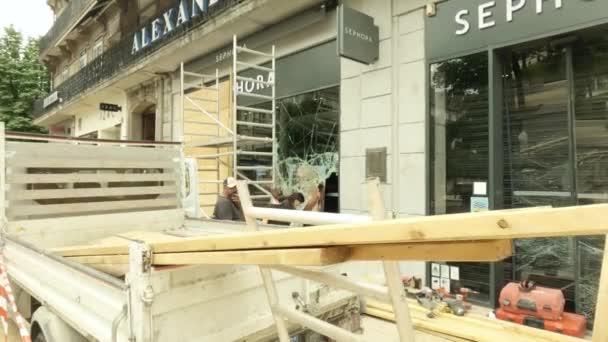 Grenoble Francia Luglio 2023 Lavoratori Riparano Vetrine Rotte Sephora — Video Stock