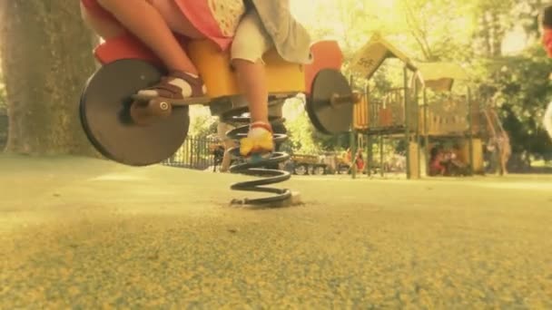 Niños Jugando Parque Infantil Centro Ciudad — Vídeo de stock