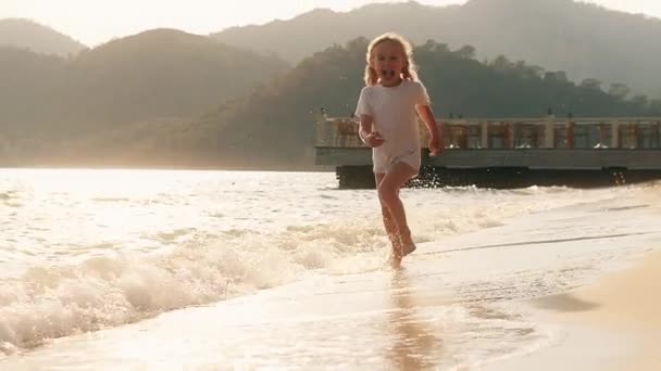 Menina Feliz Corre Descalça Praia Areia — Vídeo de Stock