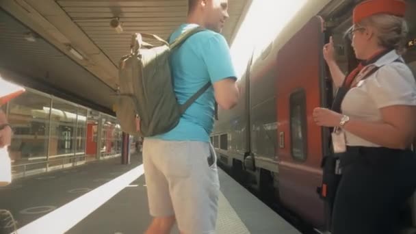 Grenoble Frankrijk Juni 2023 Passagiersborden Hoge Snelheid Tgv — Stockvideo