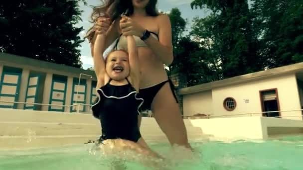Mutter Und Ihr Kleines Kind Haben Spaß Schwimmbad — Stockvideo