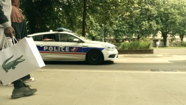 Grenoble Fransa Hazi Ran 2023 Polis Arabasının Yanından Geçen Çift — Stok video