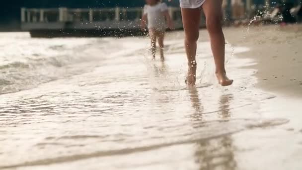 Duas Meninas Correm Descalças Praia — Vídeo de Stock