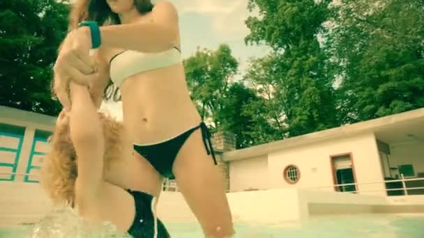 Mutter Und Sie Klein Kind Having Spaß Die Pool — Stockvideo