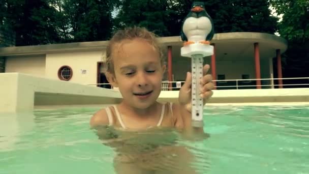 Szczęśliwa Blondynka Trzyma Termometr — Wideo stockowe